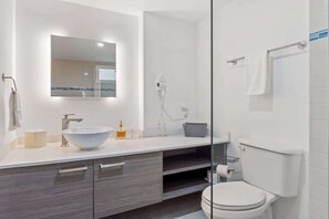 Douche, sèche-cheveux, serviettes fournies, shampoing