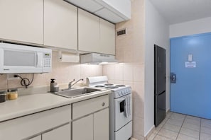 Fridge, microwave, oven, coffee/tea maker