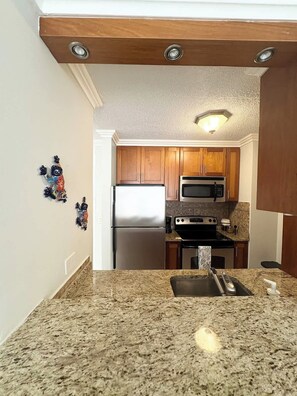 ثلاجة، ميكروويف، فرن، موقد طهي مسطح