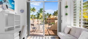 Studio w/ King Bed & Balcony