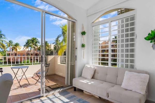Our space features a comfortable sofa, ideal for enjoying moments of relaxation outdoors. Patio doors allow easy and fluid access to the interior, creating a harmonious connection between the spaces.