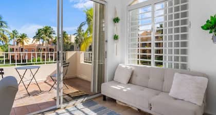Studio w/ King Bed & Balcony