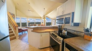 Condo, 3 habitaciones | Cocina privada | Refrigerador, horno y cafetera y tetera 