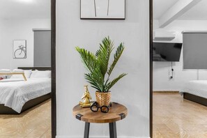 2 عدّة غرف نوم ومكواة/لوح كي وواي فاي وملاءات أسرّة