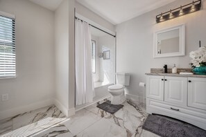 Douche, sèche-cheveux, serviettes fournies