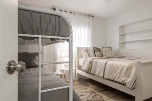 3 bedrooms, iron/ironing board, WiFi, bed sheets