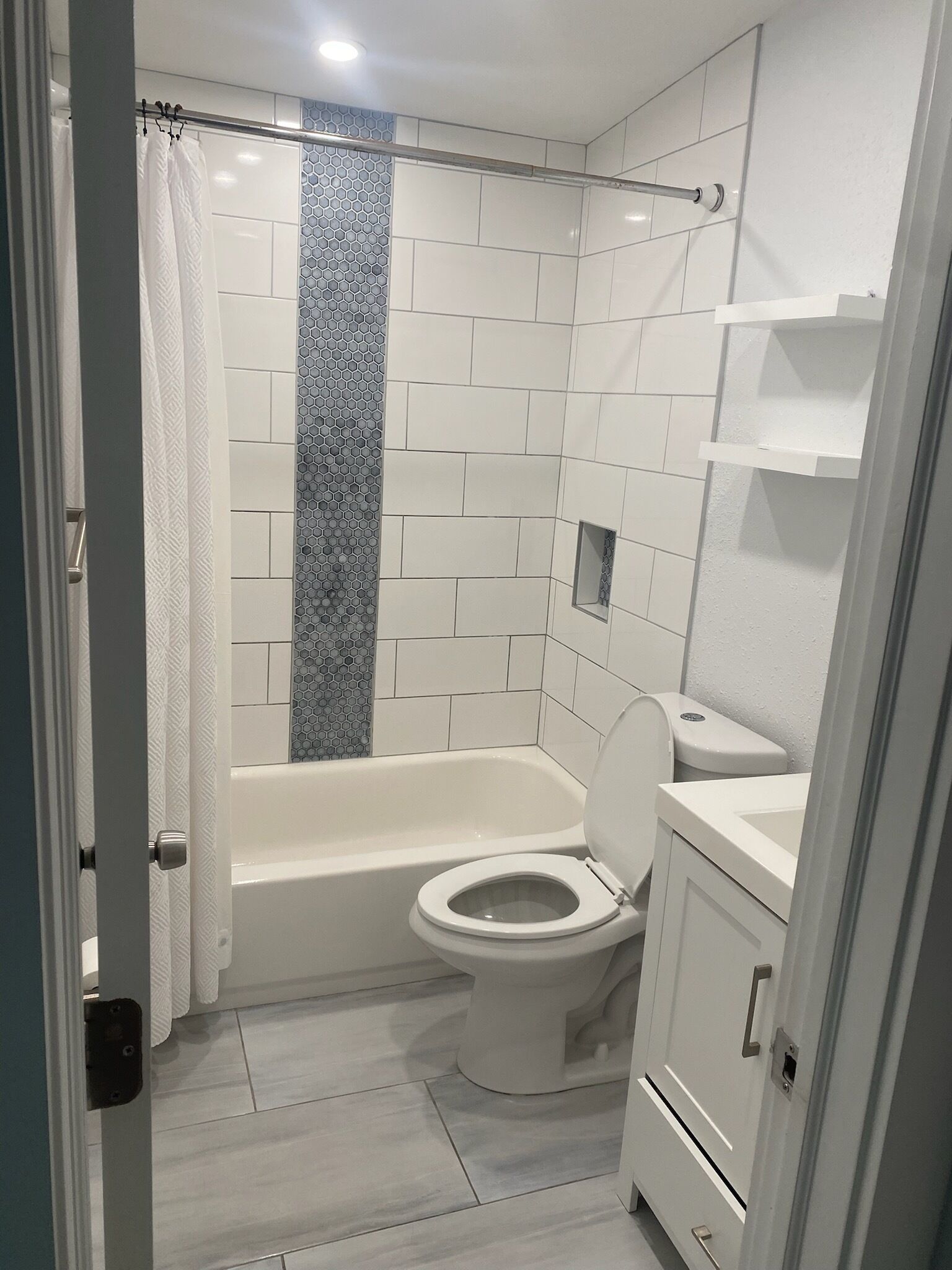 Een haardroger, handdoeken, zeep, toiletpapier