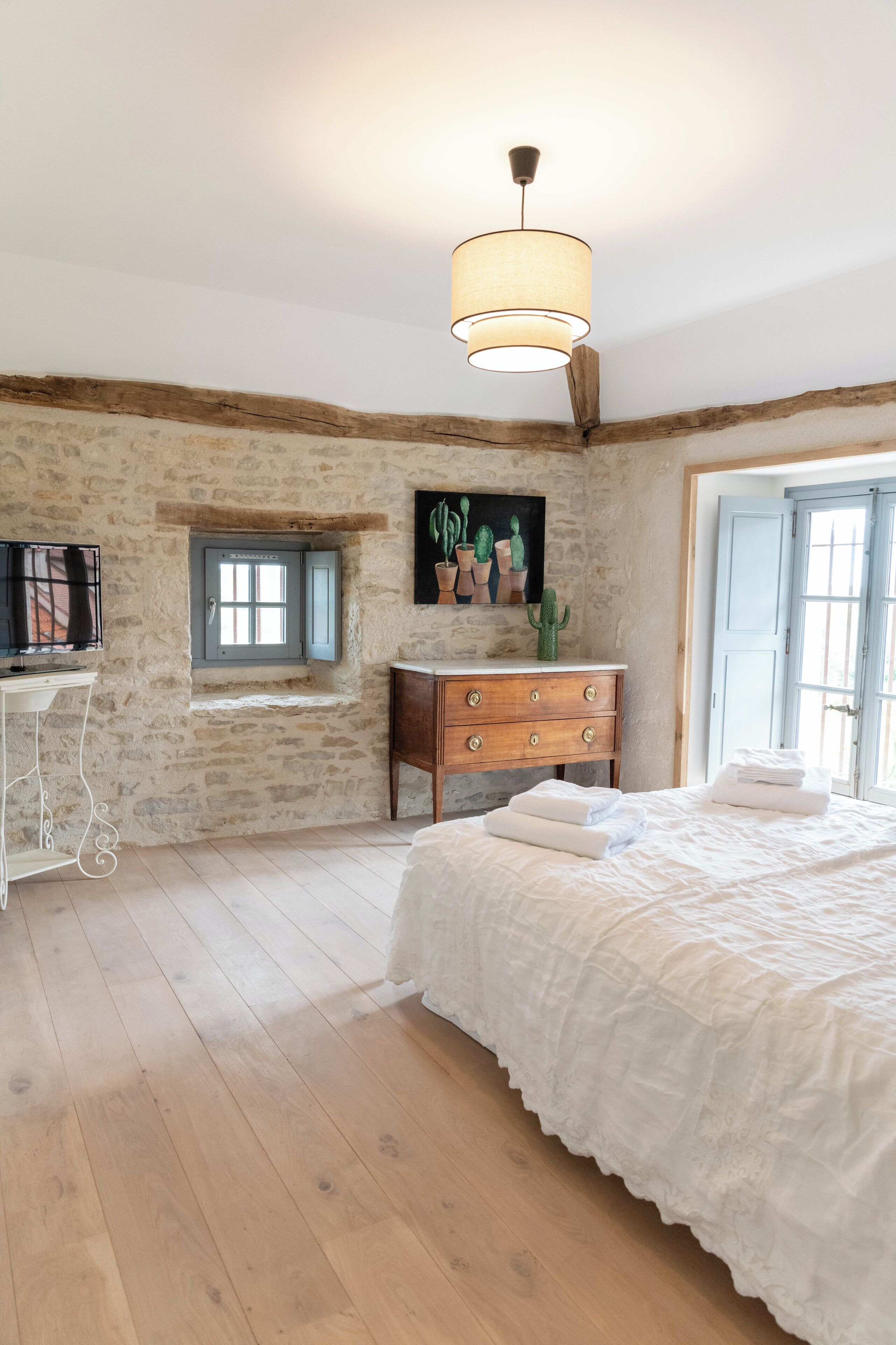 4 bedrooms, in-room safe, iron/ironing board, travel cot