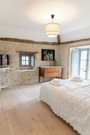 4 bedrooms, in-room safe, iron/ironing board, travel cot