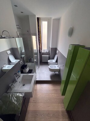 Dusche, Haartrockner, Bidet, Handtücher
