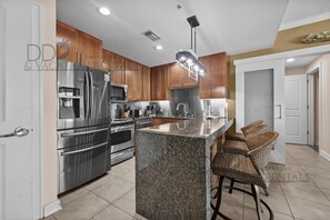 Kylskåp, mikrovågsugn, ugn och spishäll