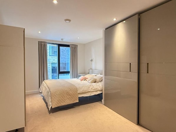 3 habitaciones, tabla de planchar con plancha, wifi y ropa de cama