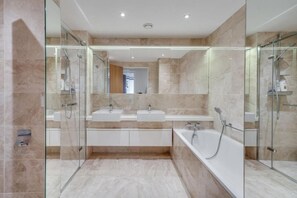 Douche, séchoir à cheveux, serviettes fournies, savon