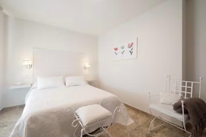 1 chambre, bureau, fer et planche à repasser, lit de bébé portatif