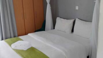 1 sovrum, strykjÀrn/strykbrÀda, internet och sÀngklÀder