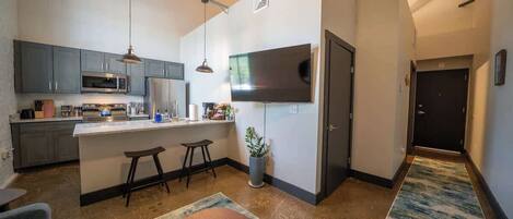 冷蔵庫、電子レンジ、オーブン、コンロ