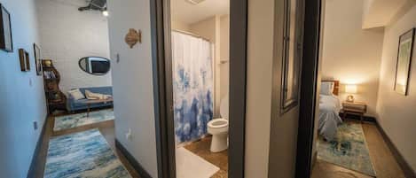 1 habitación, tabla de planchar con plancha, wifi y ropa de cama