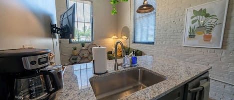 Réfrigérateur, four à micro-ondes, un four, surface de cuisson