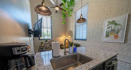 New King Bed Apartment: Brewery| River| Downtown