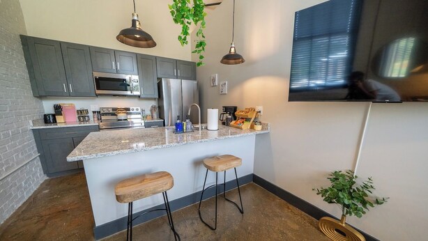 Coffee/tea maker, fridge, microwave, oven - Stay Roanoke | King Apt | River, Brewery Downtown (Buchanan)