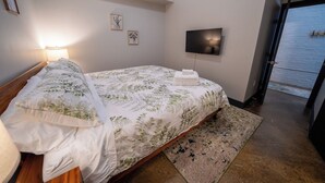 1 bedroom, iron/ironing board, WiFi, bed sheets - Stay Roanoke | King Apt | River, Brewery Downtown (Buchanan)