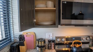 Coffee/tea maker, fridge, microwave, oven - Stay Roanoke | Modern 1BR Apt next to Brewery! (Buchanan)