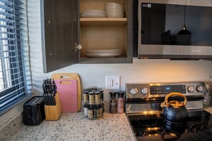 Cafetière/bouilloire, réfrigérateur, micro-ondes, four