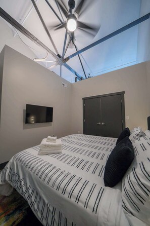 1 bedroom, iron/ironing board, WiFi, bed sheets - Modern King bed Apartment next to Brewery! (Buchanan)