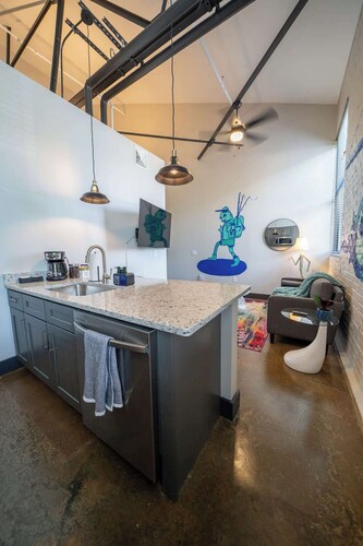 Modern King bed Apartment next to Brewery!