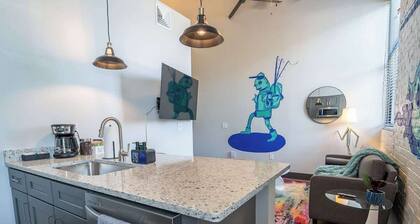 New King Bed Apartment: Brewery| River| Downtown