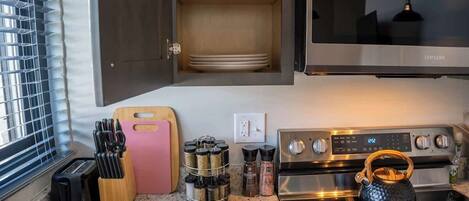 Refrigerador, microondas, horno y parrilla de estufa