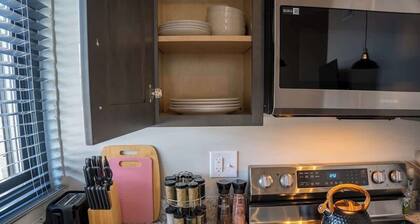 New King Bed Apartment: Brewery| River| Downtown