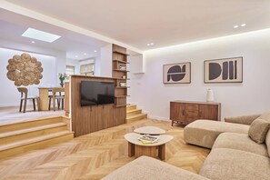 Living area - Charming Apartment With AC - Canal Saint-martin (Paris)