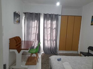 1 غرفة نوم ومكواة/لوح كي وخدمة الإنترنت وملاءات أسرّة