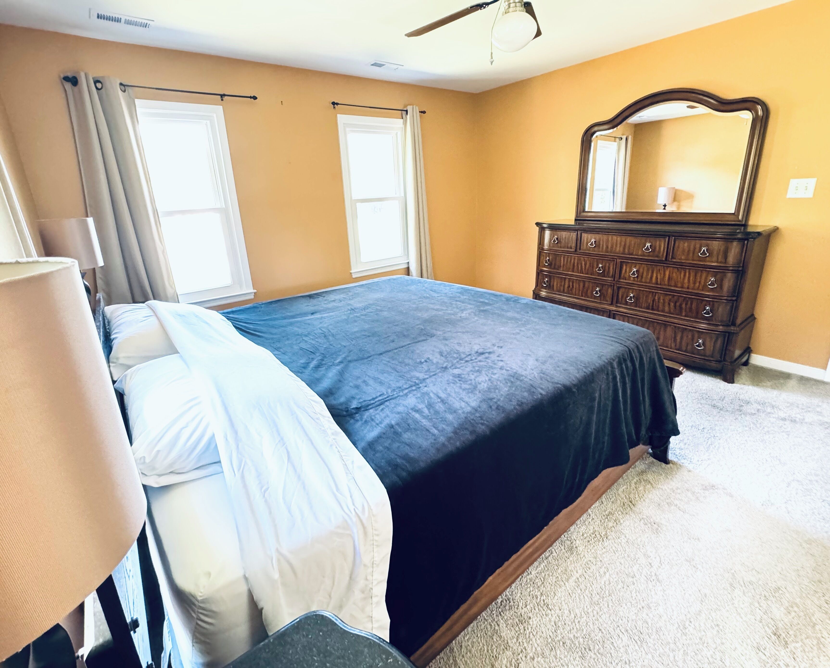 3 habitaciones, tabla de planchar con plancha, internet y ropa de cama 