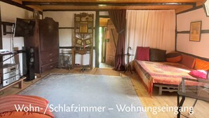 Une chambre à coucher comprenant un lit, un bureau, une chaise, une armoire et un téléviseur.