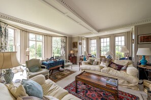 Smart-tv, eldstad, tv-spel och ett bordtennisbord