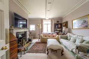 智能电视、壁炉、电子游戏、乒乓球