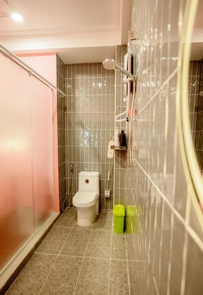 Superior Room | Bathroom | Shower, free toiletries, hair dryer, towels