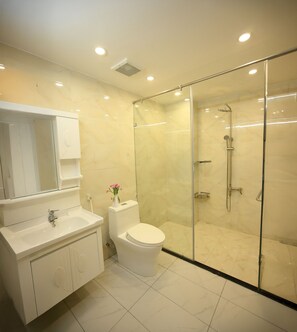 Deluxe Room | Bathroom | Shower, free toiletries, hair dryer, towels