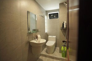 Standard Room | Bathroom | Shower, free toiletries, hair dryer, towels