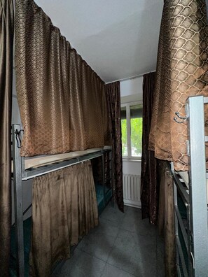 Dormitorio compartido, solo para hombres | Cortinas opacas, tabla de planchar con plancha, wifi gratis
