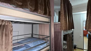 Asrama Umum, hanya laki-laki | Tirai kedap cahaya, setrika/meja setrika, dan Wi-Fi gratis