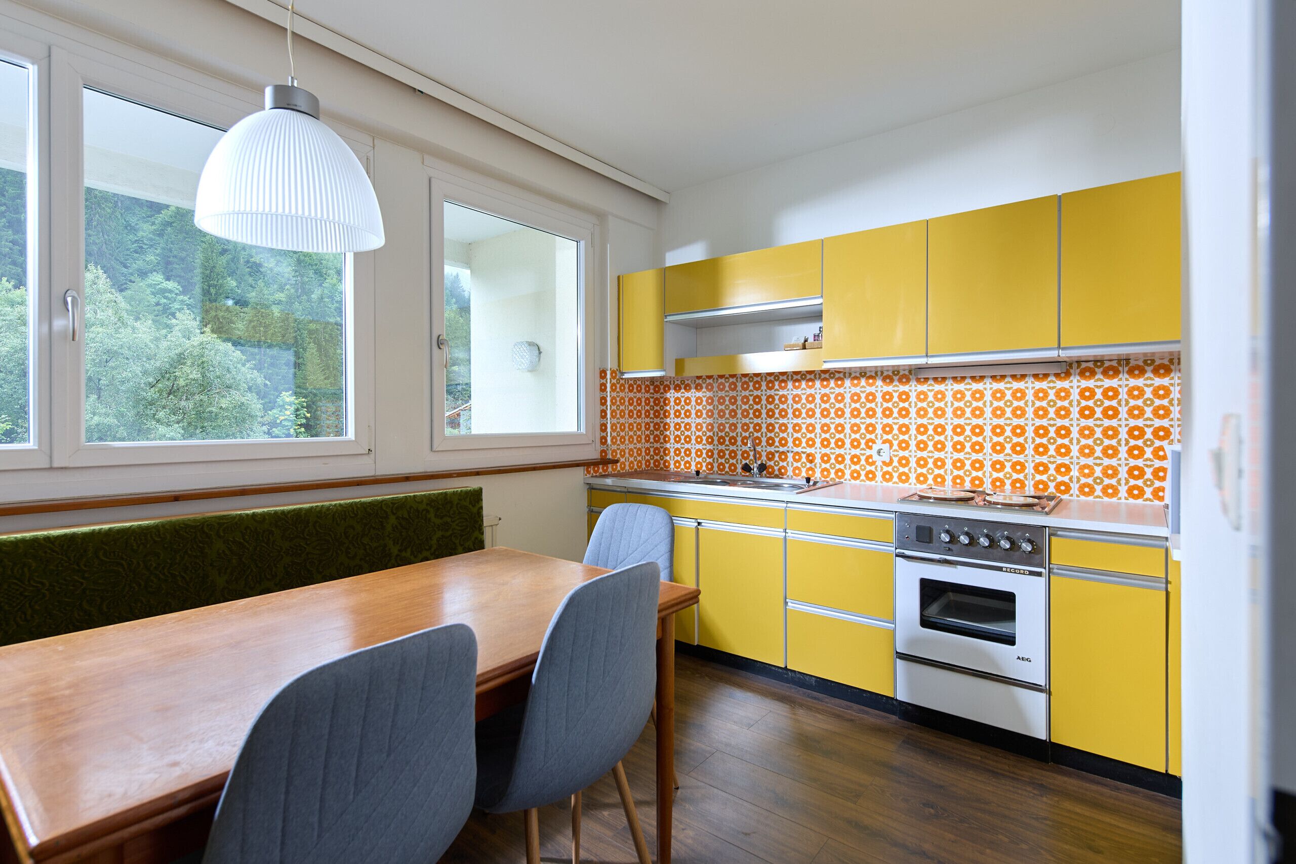 Fridge, oven, coffee/tea maker, electric kettle