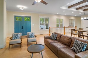 Smart TV, fireplace, stereo