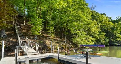 Cozy Lakefront Getaway with Dock, Fire Pit, hot tub & Screened Porch