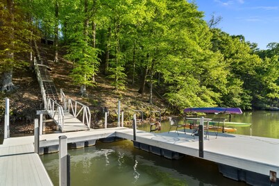 Cozy Lakefront Getaway with Dock, Fire Pit, hot tub & Screened Porch