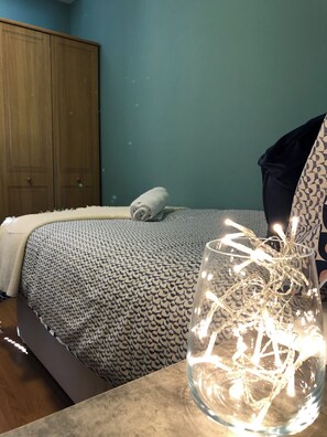 2 habitaciones, tabla de planchar con plancha y cuna de viaje 