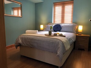 2 habitaciones, tabla de planchar con plancha y cuna de viaje