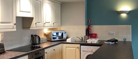 Een koelkast, een microgolfoven, een oven, een kookplaat